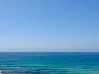 Vista de mar total e a 100 metros da Praia em Santa Cruz!