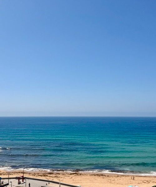 Vista de mar total e a 100 metros da Praia em Santa Cruz!